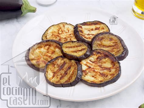 Berenjenas a la plancha recién hechas con un aliño de vinagreta brillante