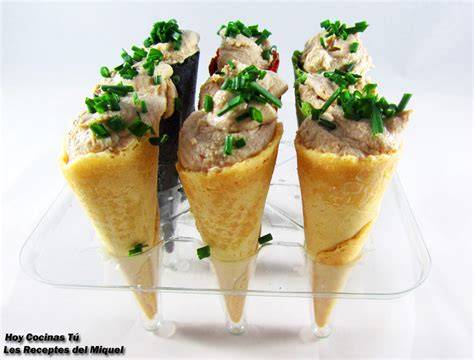 Conos de hojaldre rellenos de crema de boletus y foie