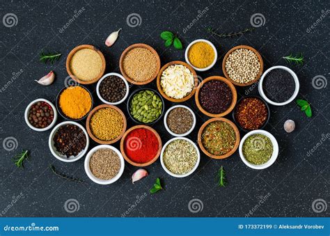 Variedad de especias coloridas