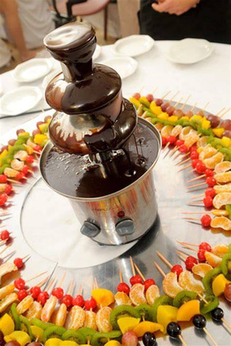 Fuente de chocolate profesional con cascada de chocolate con leche