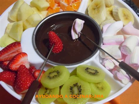 Tabla con frutas frescas variadas para fondue de chocolate