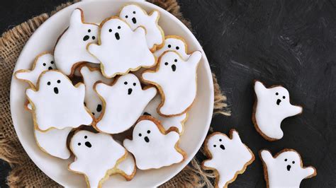 Cortapastas en forma de fantasma sobre masa de galletas