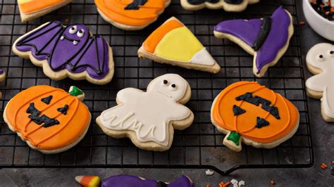 Galletas de Halloween decoradas con glaseado en forma de telaraña y calabaza