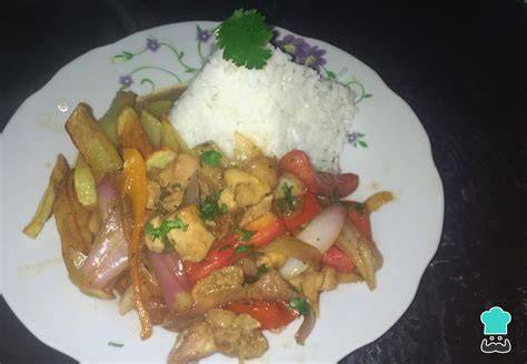 Plato de salteado con salsa