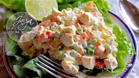Ensalada de pollo con mayonesa, pasas y queso