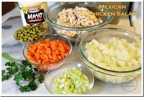 Mezcla de ingredientes para ensalada de pollo