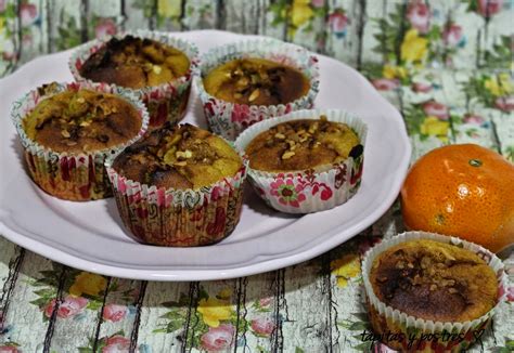 Magdalenas de espelta decoradas con azúcar y almendras