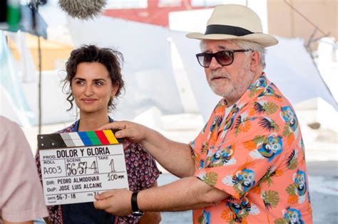 Pedro Almodóvar dirigiendo el rodaje de Carne trémula