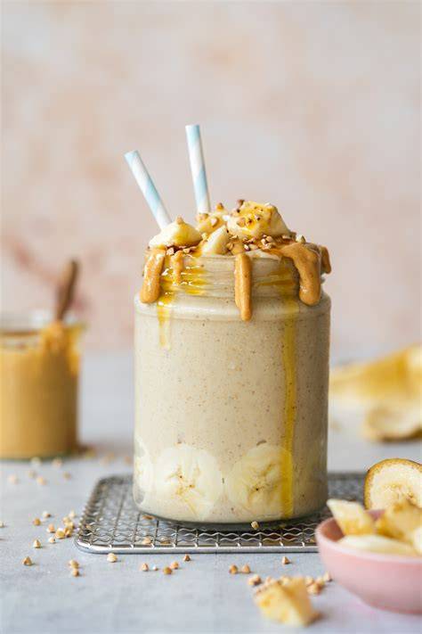 Batido de chocolate con plátano y mantequilla de cacahuete, decorado con rodajas de plátano.