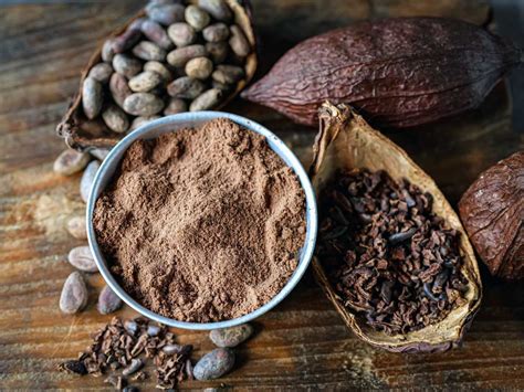 Frutas frescas y cacao en polvo, ingredientes para un batido saludable casero.