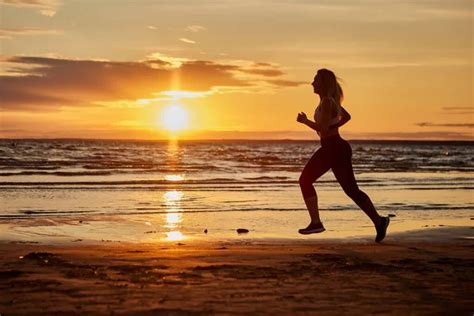 Persona corriendo al aire libre al atardecer, simbolizando la importancia del deporte.