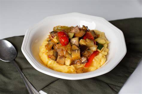 Polenta con verduras y queso al horno