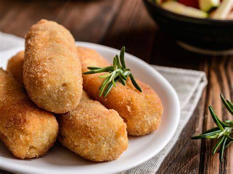 Croquetas de salmón y polenta servidas