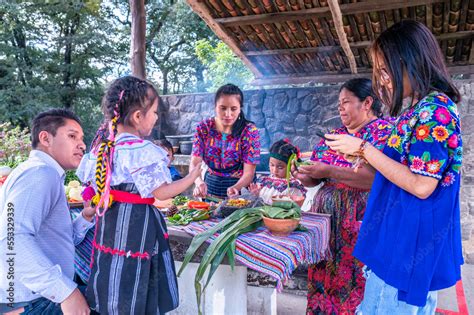 Familia andaluza preparando comida tradicional
