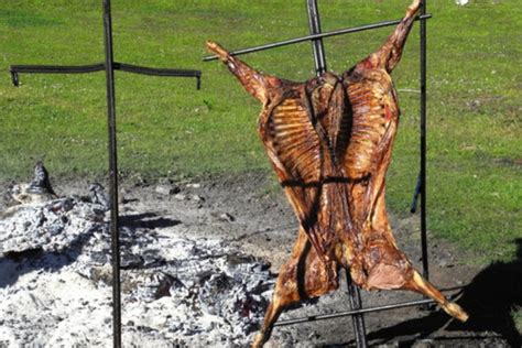 Preparación de la cama de fuego para el cordero al palo