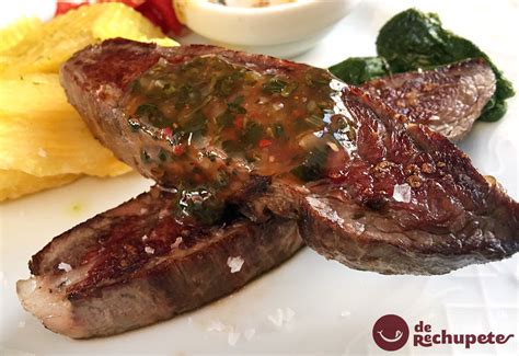 Plato de vacío de ternera con ensalada fresca y patatas