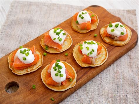 Blinis montados con salmón y crema