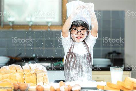 Niños cocinando tostadas