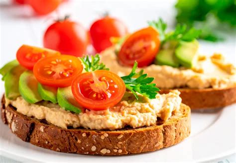 Variedad de tostadas con hummus