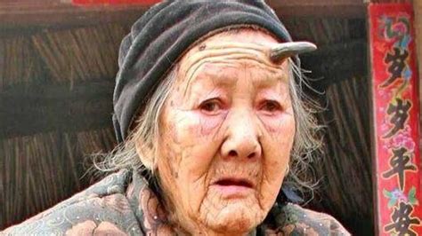 Anciana china con un cuerno en la frente