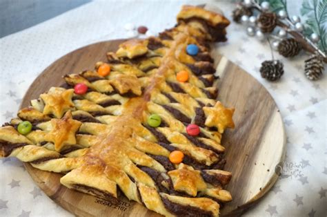 Árbol de Navidad de hojaldre relleno de chocolate recién horneado y espolvoreado con azúcar glas