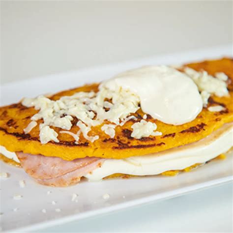 Platos venezolanos con queso de mano