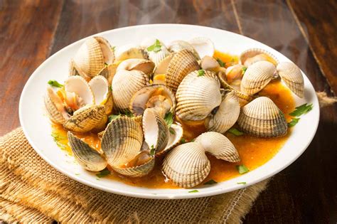 Plato de berberechos aliñados con salsa y pimentón
