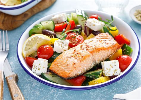 Esquema de ingredientes saludables para acompañar el salmón