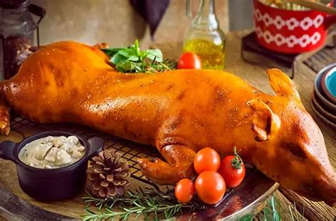 Lechón asado listo para servir en una mesa festiva
