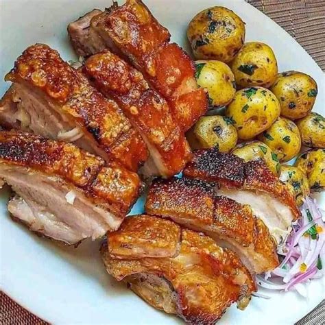Ingredientes frescos para marinar lechón: ajo, orégano, ají molido y aceite