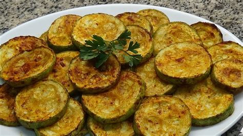 Calabacín en rodajas y cebolla picada