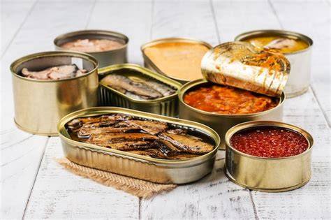 Variedad de conservas de mariscos y pescados españoles
