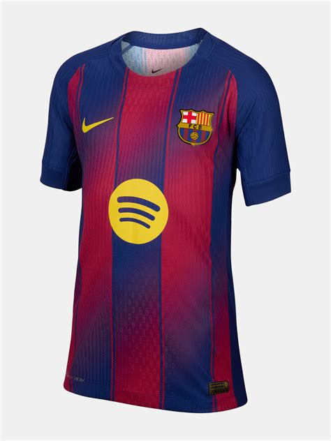 Diseño de la camiseta salmón del FC Barcelona con vista aérea del Eixample