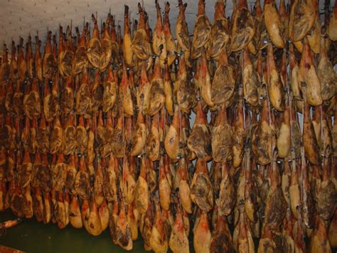 Antigua imagen de secaderos de jamón en Montánchez