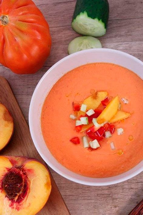 Tazón de gazpacho de nectarina servido con una rodaja fresca