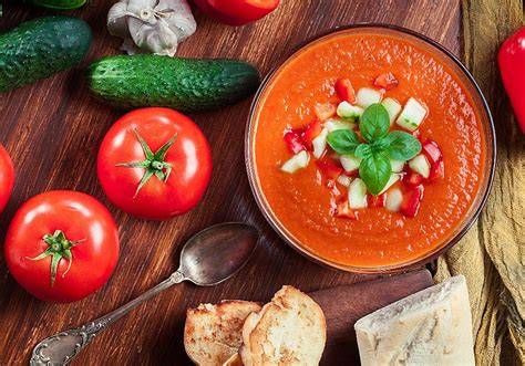 Ingredientes frescos sobre una mesa de madera para preparar gazpacho