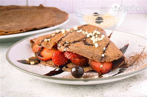 Crepes de avena y cacao con frutas frescas