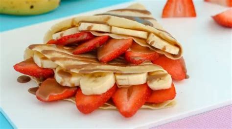 Crepes decorados con frutas y sirope