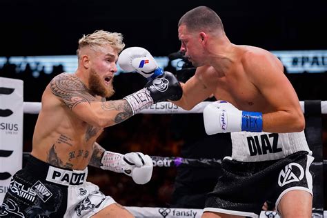 Nate Díaz conectando un jab durante el combate de boxeo