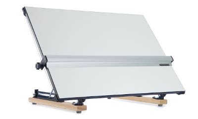Tablero de dibujo técnico con tecnígrafo
