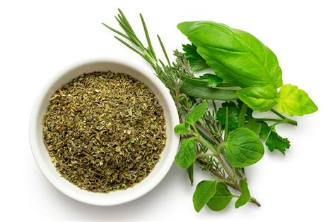 variedad de especias secas y hierbas frescas para cocinar alcachofas