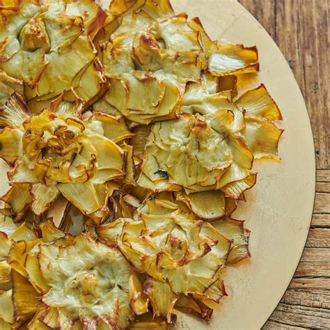 plato servido de corazones de alcachofa con virutas de jamón serrano