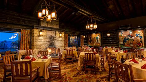 Interior del El Tovar Lodge Dining Room con murales nativos americanos