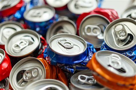 Esquema de las ventajas de las latas de aluminio y hierro