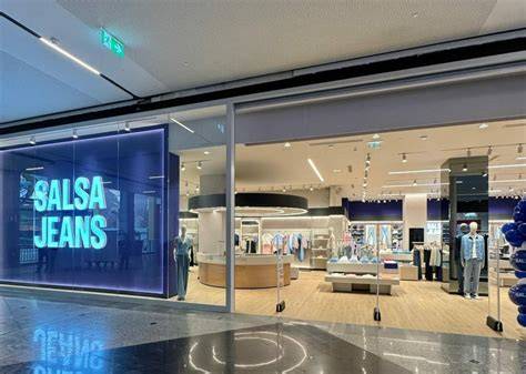 Fachada de Salsa Jeans en un centro comercial