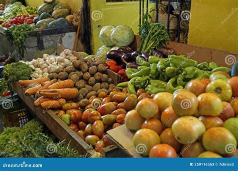 Imagen de verduras frescas en un mercado local