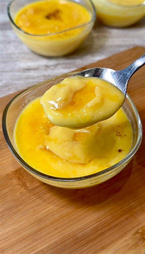 Proceso de batido de yemas y leche en un cazo al fuego