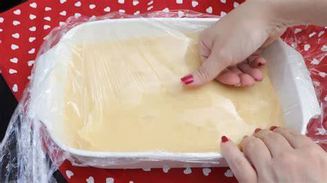 Crema pastelera terminada con film transparente para evitar costra