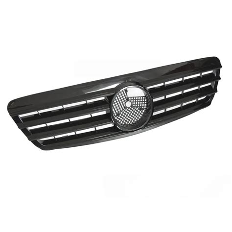 Parrilla negra deportiva instalada en un Mercedes CLK W208