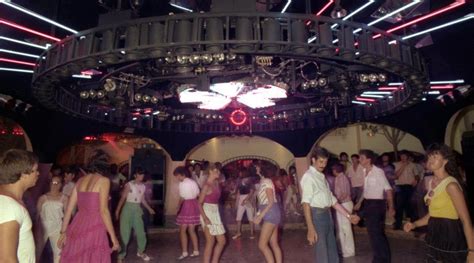 Jóvenes bailando en una discoteca de los 80
